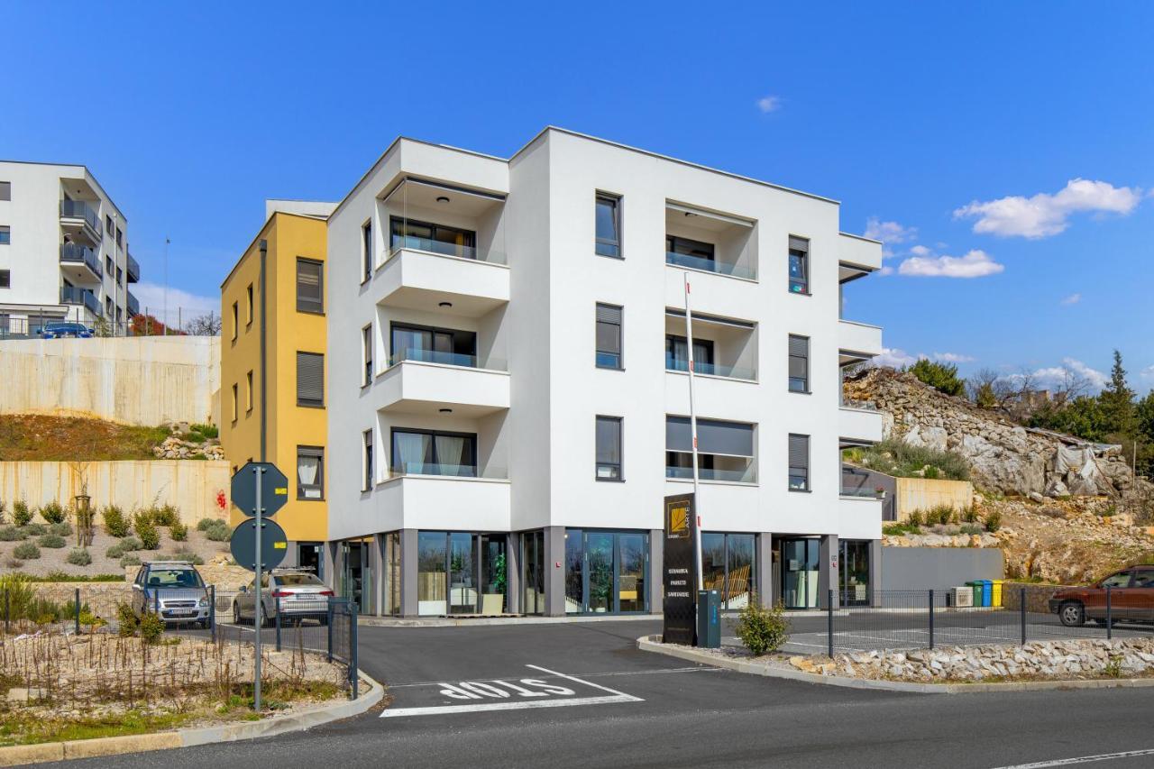 View With Balcony And Private Parking *