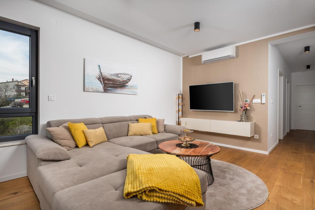 View With Balcony And Private Parking Apartment *